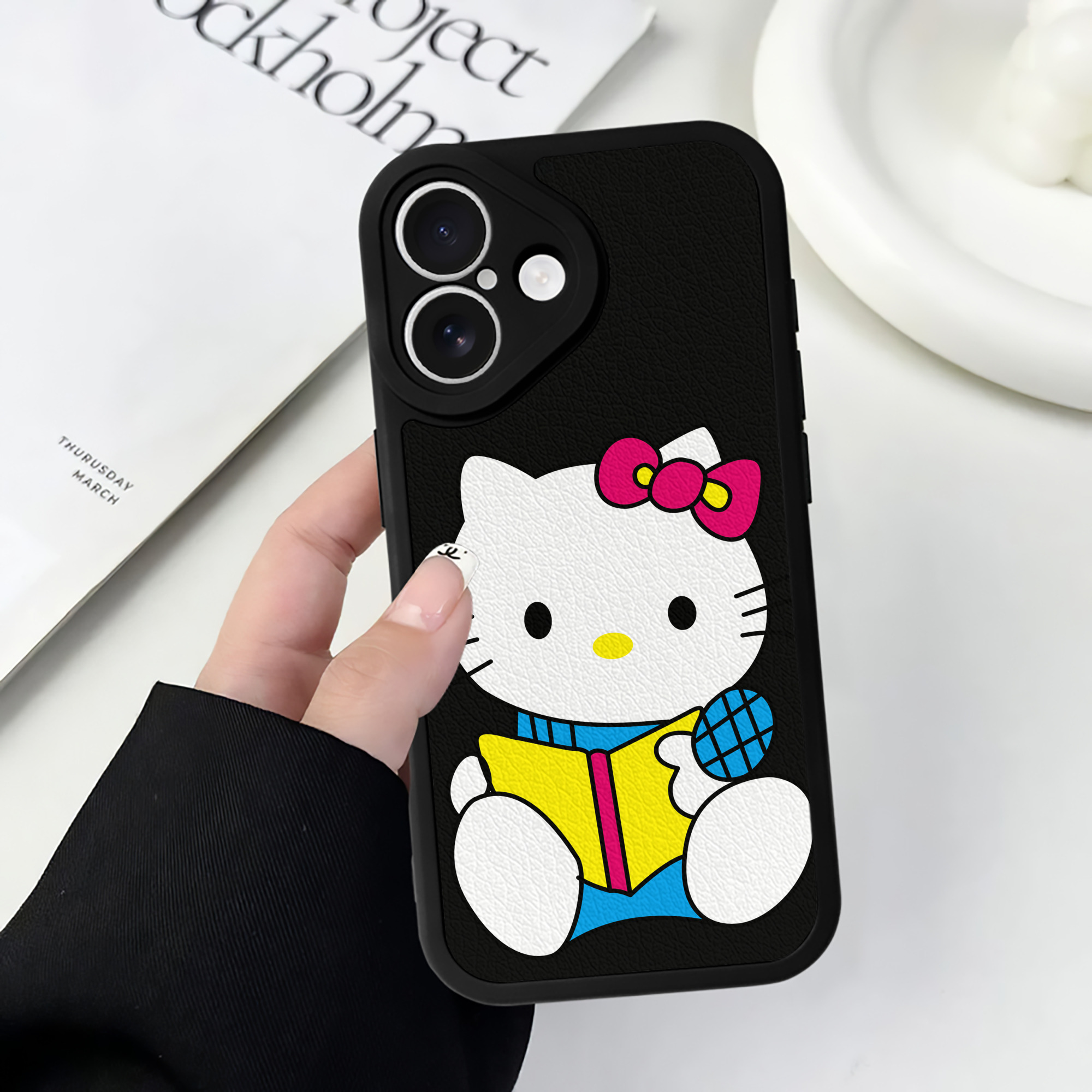 （画像用） Hello Kitty ハローキティ 【iPhone 16シリーズ対応】シリコンスマホケース（レザー調） 材質：シリコン